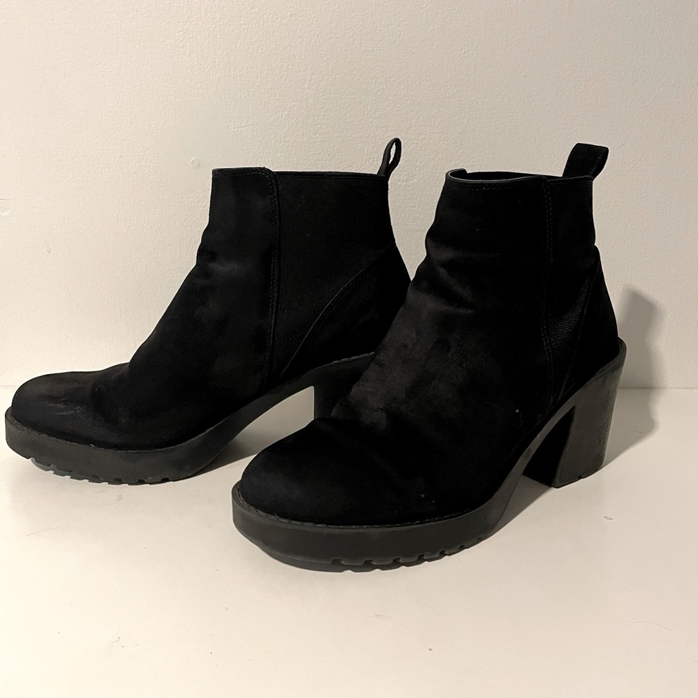Black velvet H&M heeled boot